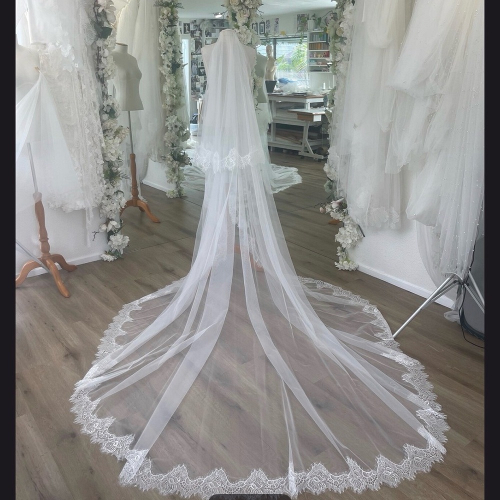 White Chantilly Lace Edge Cathedral Blusher (280cm) & Chantilly Lace Edge Gloves